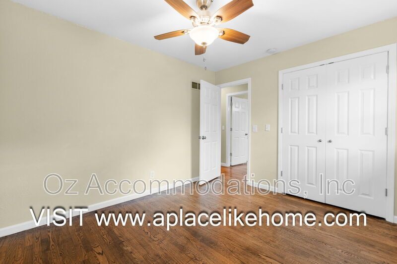 9514 Glenwood St property image