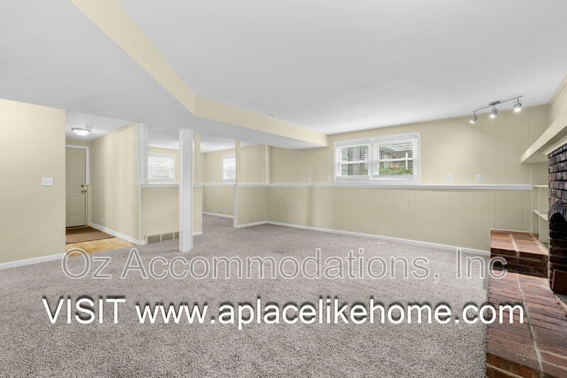 9514 Glenwood St property image