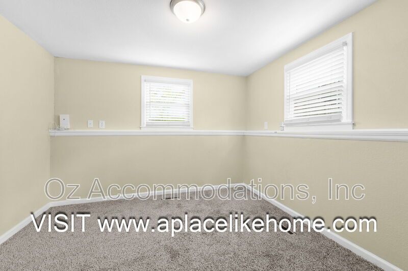 9514 Glenwood St property image