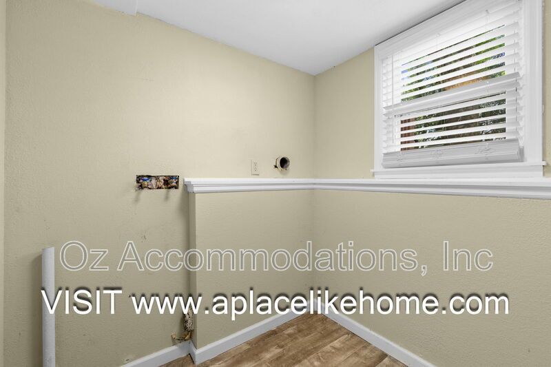 9514 Glenwood St property image