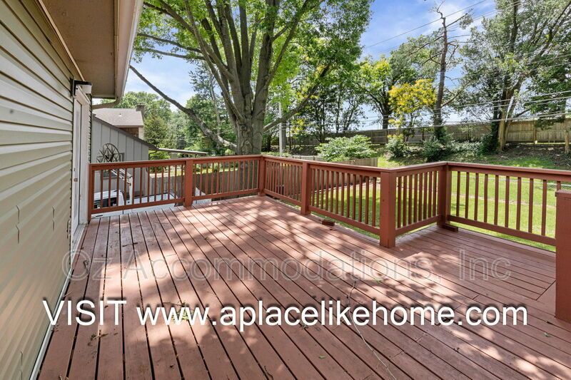 9514 Glenwood St property image