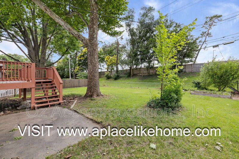9514 Glenwood St property image