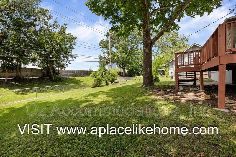 9514 Glenwood St property image