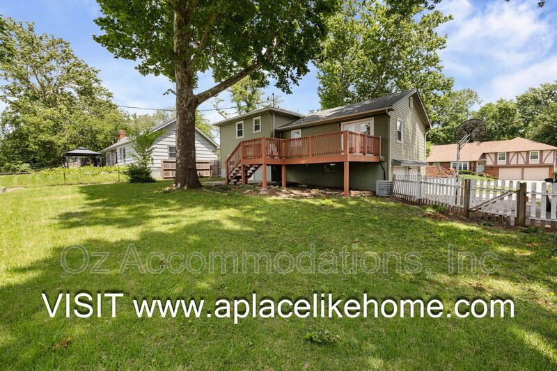 9514 Glenwood St property image
