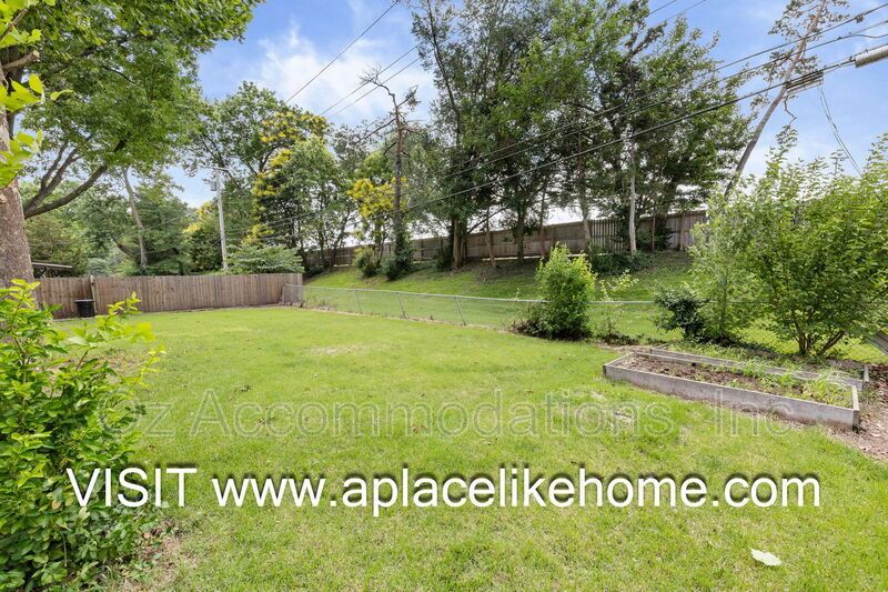 9514 Glenwood St property image