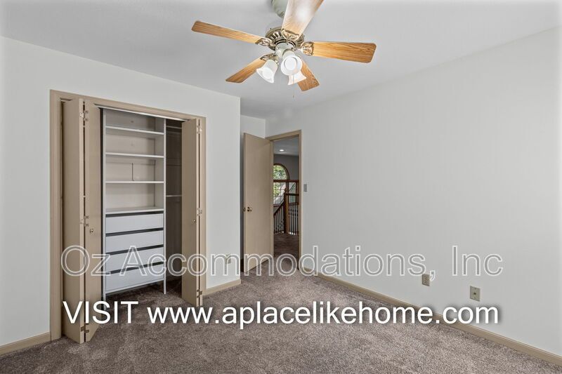 PRICE DROP! 1140 SW Huntington Dr Blue Springs, MO 64015 property image
