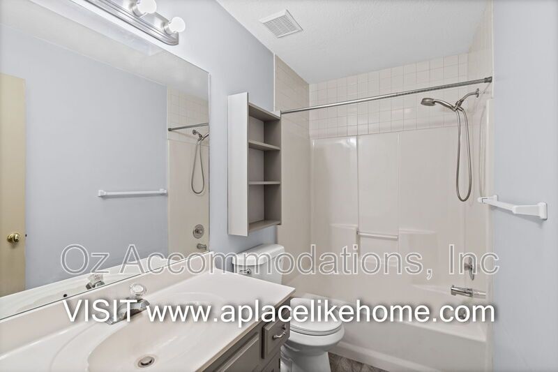 PRICE DROP! 1140 SW Huntington Dr Blue Springs, MO 64015 property image