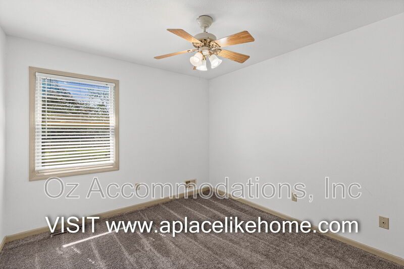 PRICE DROP! 1140 SW Huntington Dr Blue Springs, MO 64015 property image