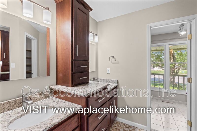 PRICE DROP! 1140 SW Huntington Dr Blue Springs, MO 64015 property image