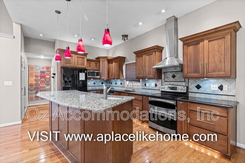 PRICE DROP! 1140 SW Huntington Dr Blue Springs, MO 64015 property image