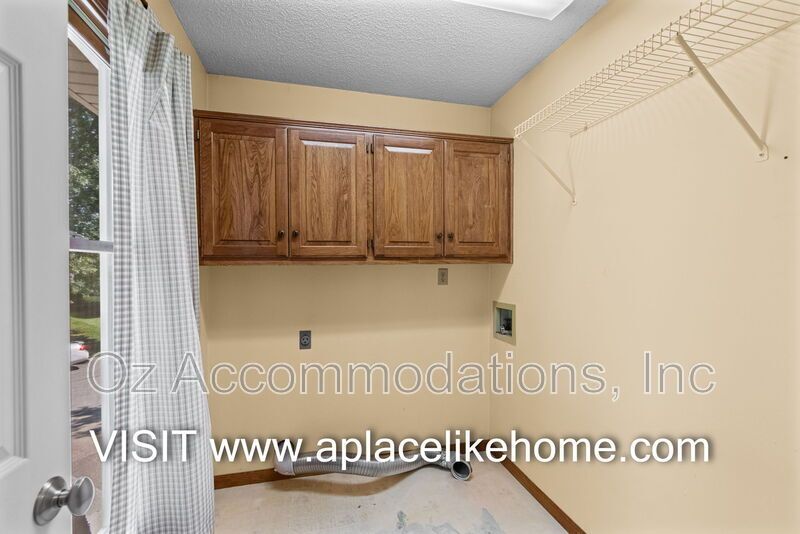 PRICE DROP! 1140 SW Huntington Dr Blue Springs, MO 64015 property image