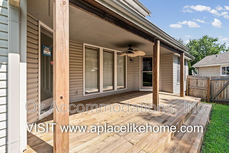 PRICE DROP! 1140 SW Huntington Dr Blue Springs, MO 64015 property image