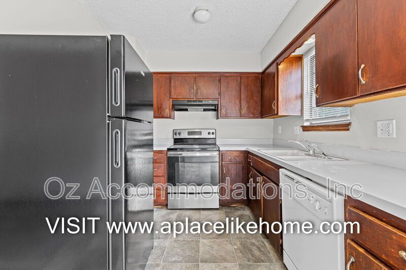 Available Now! | 1727 W Spruce St, Olathe, KS 66061 property image