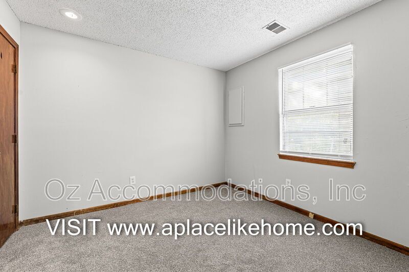 Available Now! | 1727 W Spruce St, Olathe, KS 66061 property image